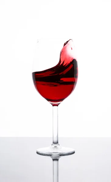 Stříkající červené víno ve sklenici — Stock fotografie