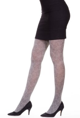 siyah topuklu kadın ayakları