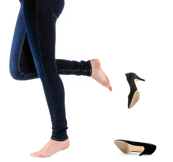 Vrouw kick haar schoenen uit — Stockfoto