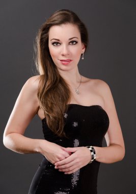 Gece elbisesi içindeki seksi kadın.