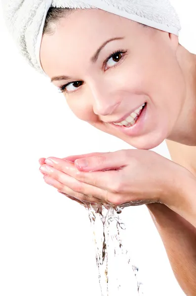 Bella donna che si lava il viso con acqua — Foto Stock