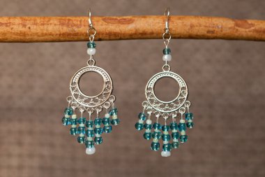 el yapımı renkli küpe