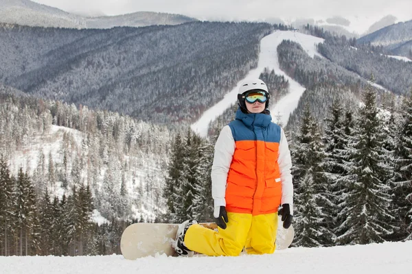 Snowboarder feminino contra o sol e o céu — Fotografia de Stock