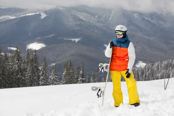 Vrouwelijke snowboarder tegen zon en lucht — Stockfoto