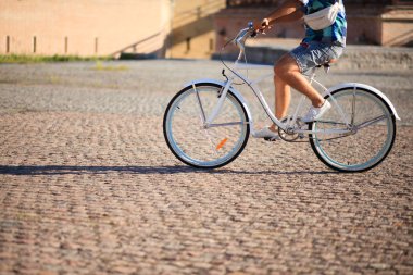 adam yoldan Vintage Bisiklet sürme