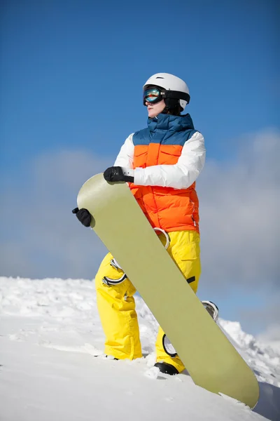 Snowboarder femenino contra el sol y el cielo — Foto de Stock