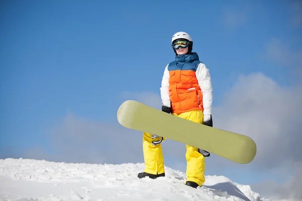 Vrouwelijke snowboarder tegen zon en lucht — Stockfoto