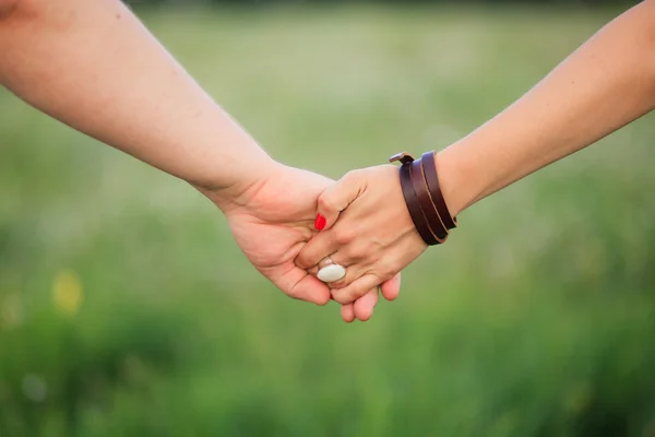 Pareja cogida de la mano — Foto de Stock