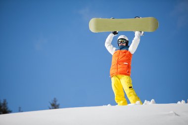 Güneş ve gökyüzü karşı kadın snowboarder