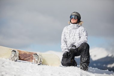 Güneş ve gökyüzü karşı Snowboarder