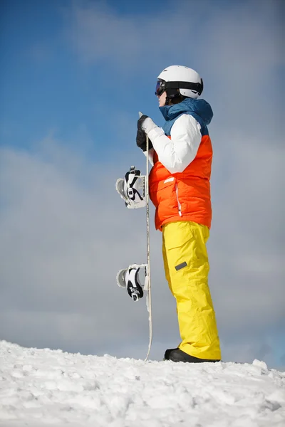 Ženské snowboardista proti slunce a obloha — Stock fotografie