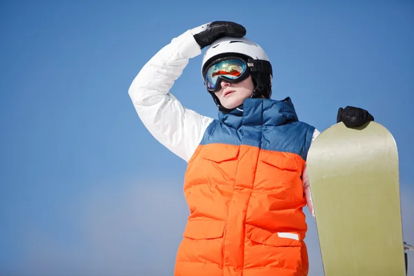 Ženské snowboardista proti slunce a obloha — Stock fotografie