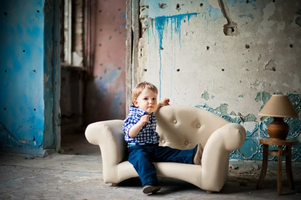 Adorabile bambino sulla sedia — Foto Stock