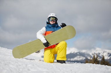 Güneş ve gökyüzü karşı kadın snowboarder