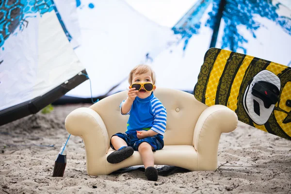 Schattig kiteboarder jongen in de stoel — Stockfoto