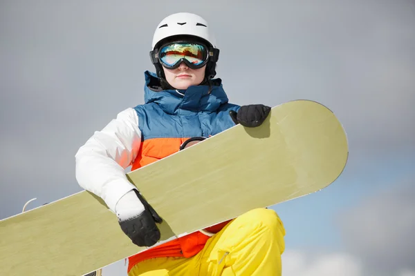 Snowboarder femenino contra el sol y el cielo —  Fotos de Stock