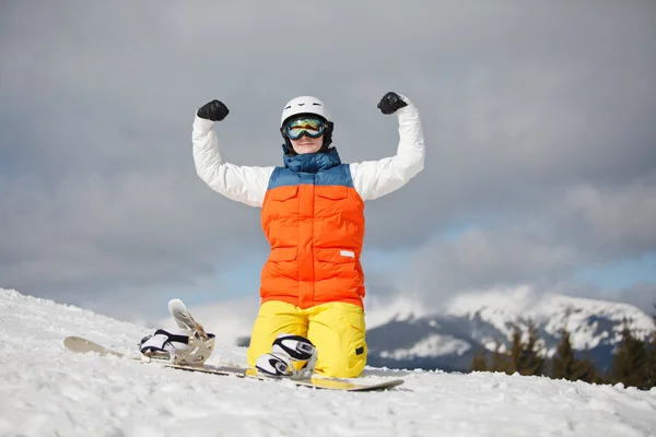 Kobieta snowboardzista przeciw słońce i niebo — Zdjęcie stockowe