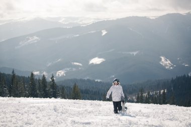 Güneş ve gökyüzü karşı Snowboarder