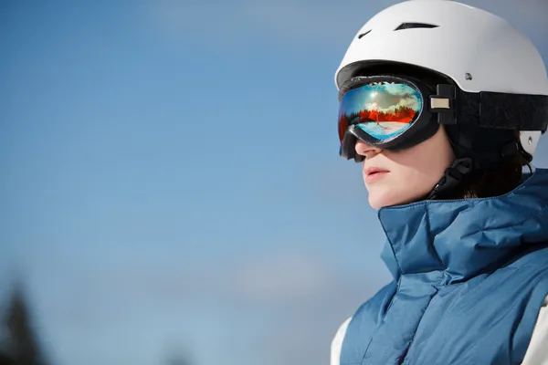 Snowboarder feminino contra o sol e o céu — Fotografia de Stock