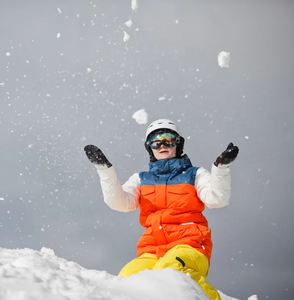 Ung kvinna leker med snö — Stockfoto