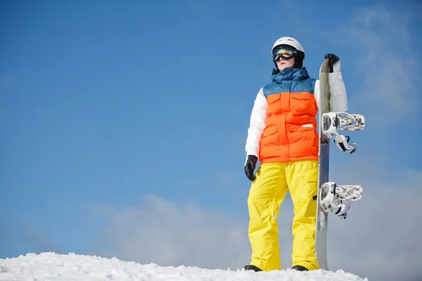 Kobieta snowboardzista przeciw słońce i niebo — Zdjęcie stockowe