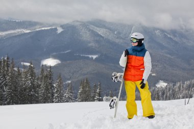 Güneş ve gökyüzü karşı kadın snowboarder