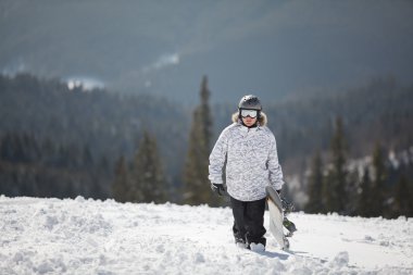 Güneş ve gökyüzü karşı Snowboarder