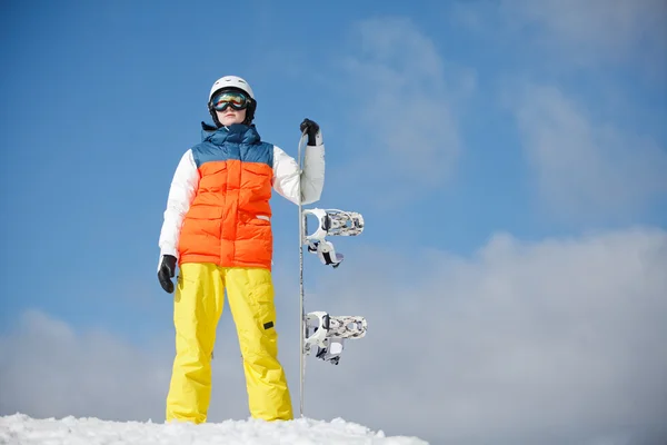 Сноубордистка против солнца и неба — стоковое фото