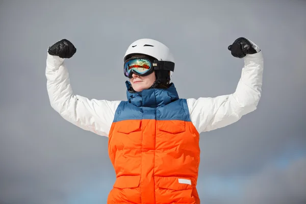 Snowboarder femenino contra el sol y el cielo —  Fotos de Stock