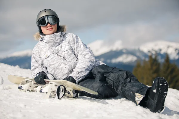 Snowboardåkare mot solen och himlen — Stockfoto