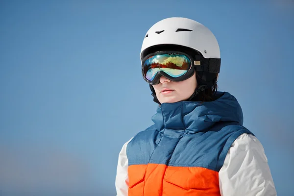 Female snowboarder against sun and sky — Stock Photo, Image