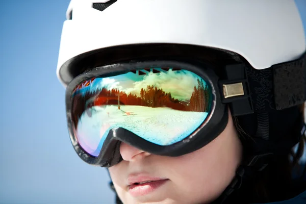 Snowboarder femenino contra el sol y el cielo —  Fotos de Stock