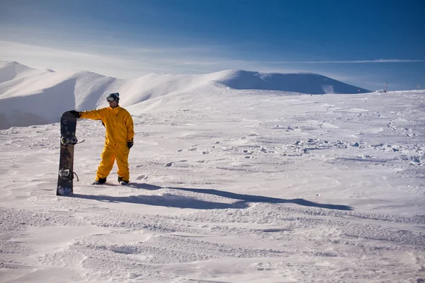 Snowboarder contre le soleil et le ciel — Photo