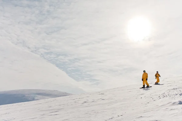Snowboarder en altas montañas —  Fotos de Stock