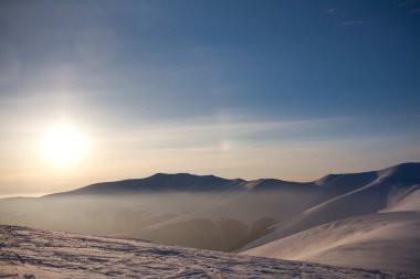 yüksek Dağları'nda snowboard