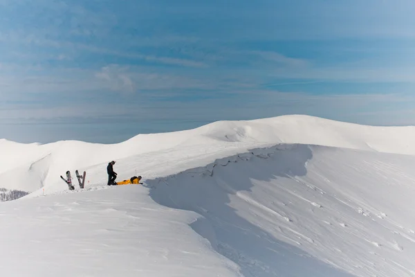 Snowboardåkare i höga berg — Stockfoto