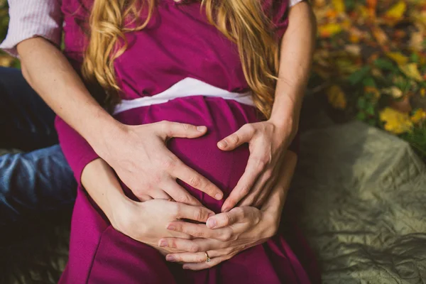 妊娠中の女性の画像を閉じる — ストック写真