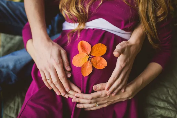 Hamile kadının görüntüsünü kapatmak — Stok fotoğraf