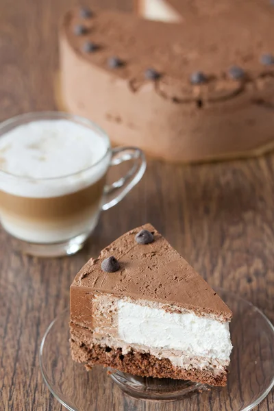 Pedazo de pastel de chocolate triple — Foto de Stock