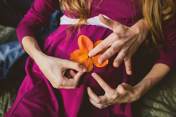 Hamile kadının görüntüsünü kapatmak — Stok fotoğraf