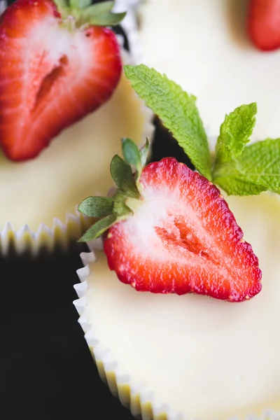 Erdbeerkäsekuchen und frische Beeren — Stockfoto