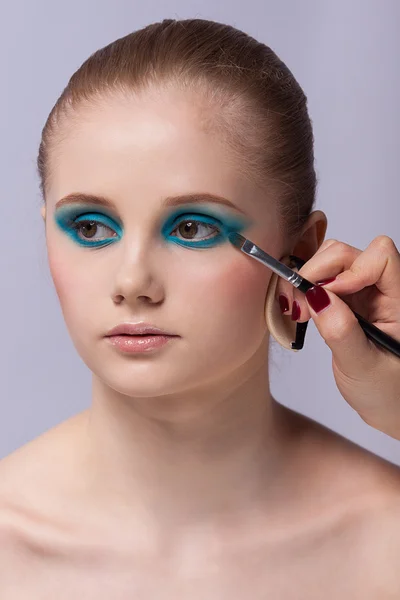 Make-up. Kosmetik. Make-up auftragen — Stockfoto