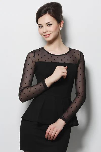 Gyönyörű lány, egy fekete estélyi ruhában — Stock Fotó