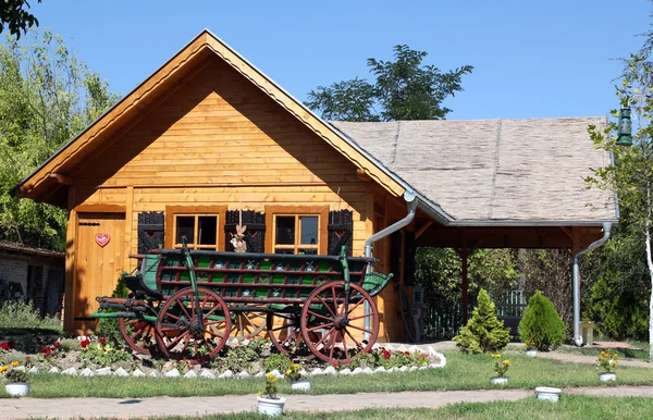 Oude houten huis en coach — Stockfoto