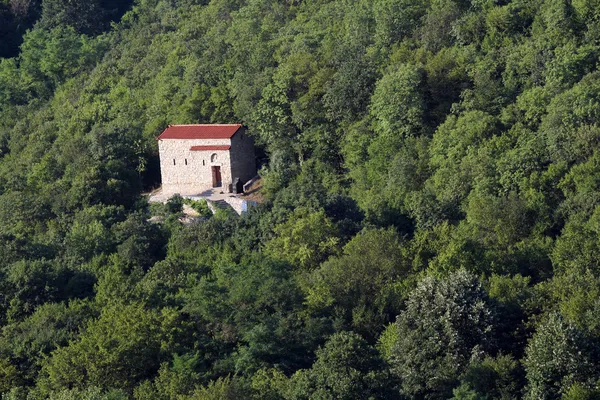 Alte Steinkirche im Wald — Stockfoto