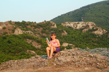 tablet pc tutan küçük bir kız