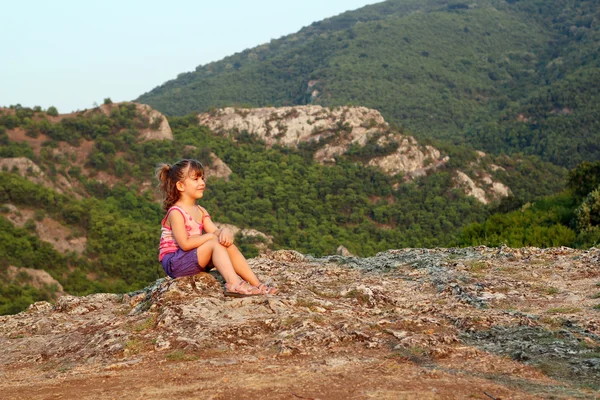 Liten flicka tittar på berget — Stockfoto