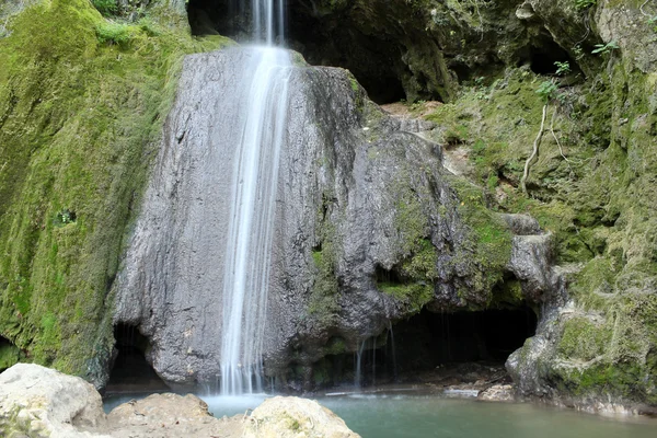 Vattenfall och grotta natur scen — Stockfoto