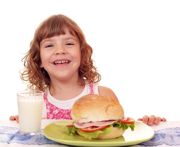 Bonne petite fille avec sandwich et lait — Photo