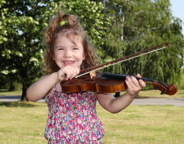 Petite fille avec violon dans le parc — Photo